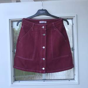Vinröd kjol från twintip, sitter snyggt på rumpan Stl 34 (frakt tillkommer 60kr) ej använd  