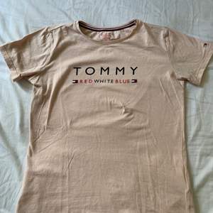 Tommy Hilfiger t-shirt i nuderosa färg i storlek 164/176. Knappt använd. Köparen står för frakten!🎀