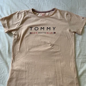 Tommy Hilfiger t-shirt  - Tommy Hilfiger t-shirt i nuderosa färg i storlek 164/176. Knappt använd. Köparen står för frakten!🎀