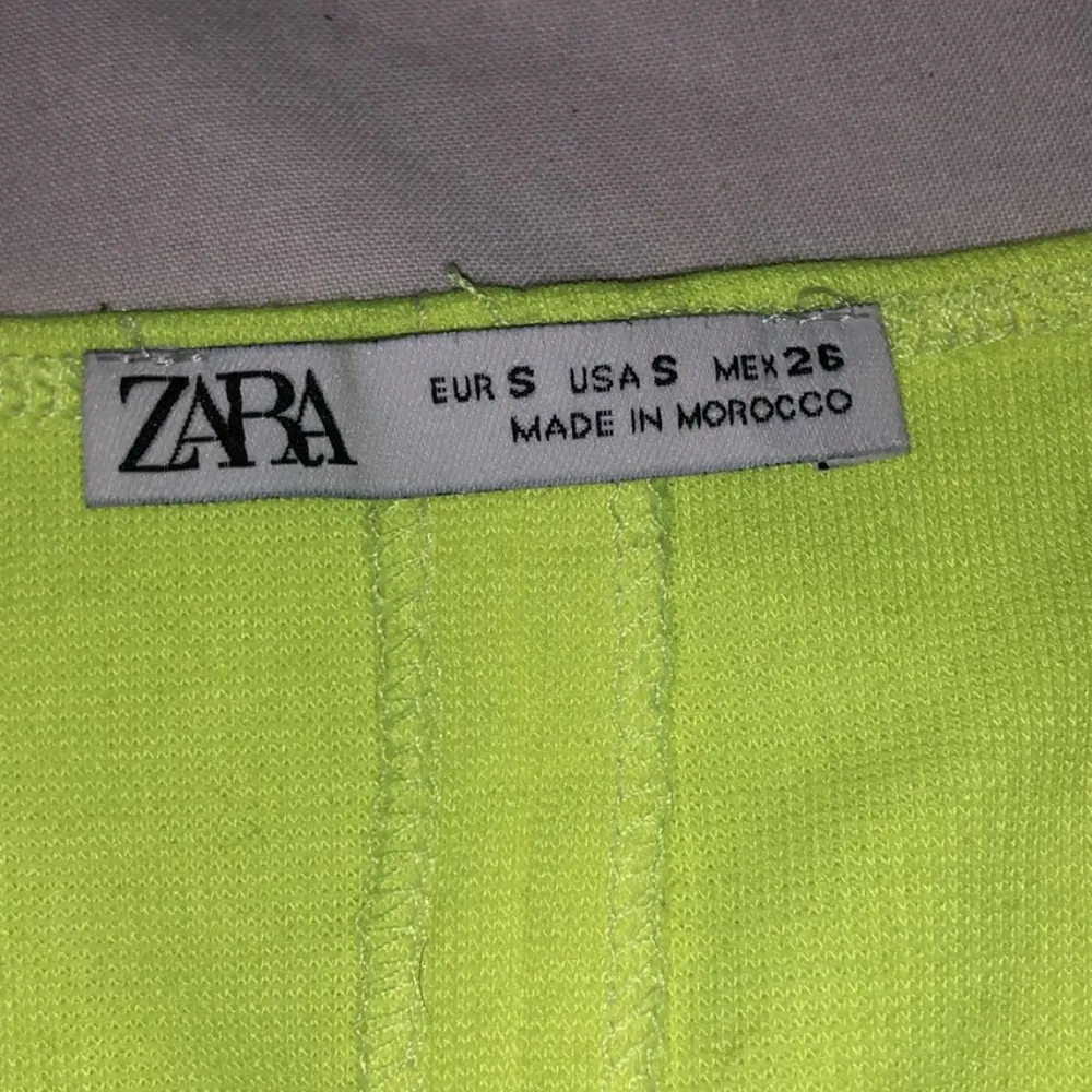 Neon gul klänning köpt från zara köpt för ungefär 2 månader men ej använd. Klänningar.