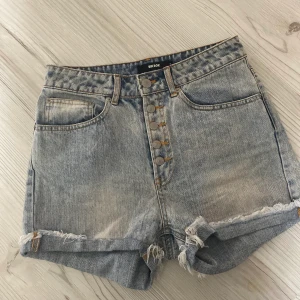 Jeansshorts - Säljer ett par jeansshorts i jättebra skick, då dom endast är använda några fåtal gånger. Köparen står för frakten💕