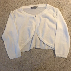 Kofta  - Fin vit kofta, aldrig använda. Strl. 158-164, stor i storleken. Så typ S. För mig förstor.