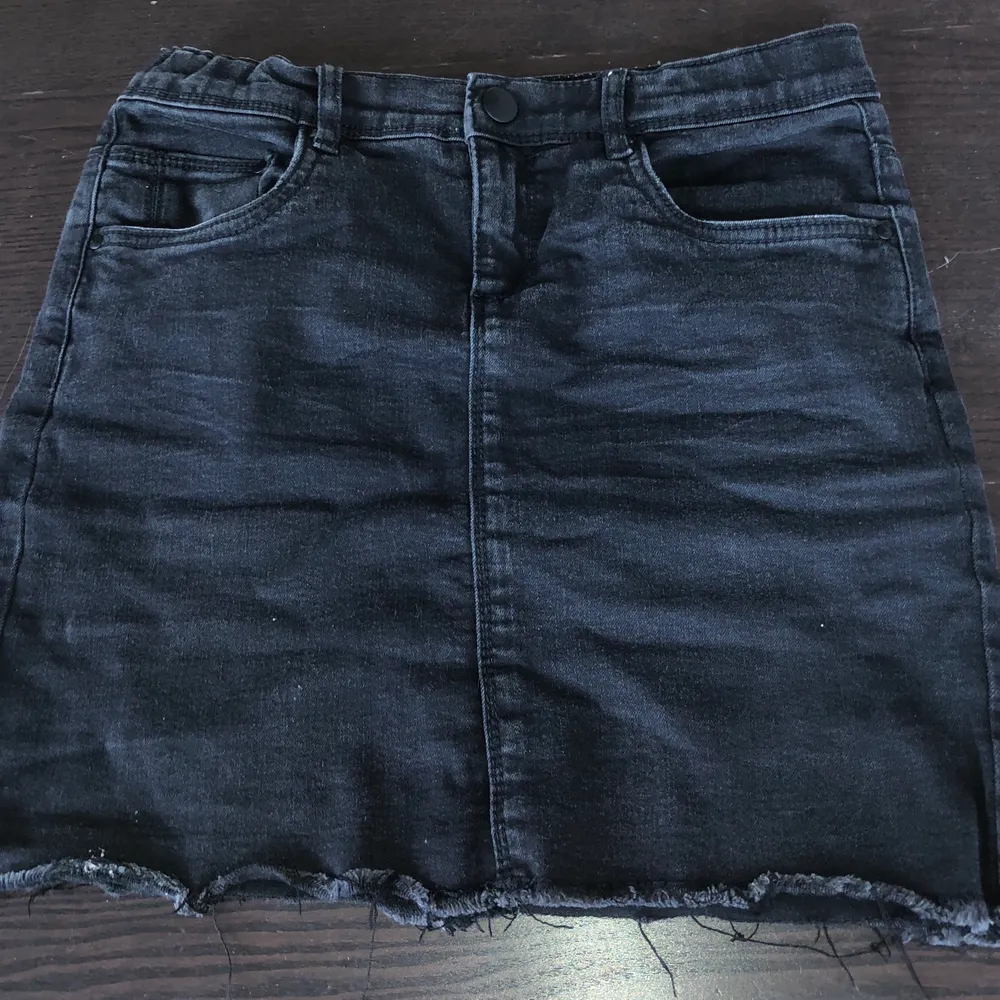 Jeans kjol från Name.it (Åhléns) inte använd så många gånger. I bra skick. Storlek den är för 12 men kan ha den och är äldre. Kjolar.