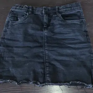 Jeans kjol från Name.it (Åhléns) inte använd så många gånger. I bra skick. Storlek den är för 12 men kan ha den och är äldre