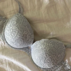 Superfin ljust blå bh Lindex 80C - Superfin bh som tyvärr inte passar mig. Ljust blå, snygg spets. Har fler annonser ute och kan självklart erbjuda paketpris :)