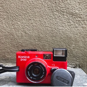 Konica pop - analog kamera  - Ikoniska Konica pop i röd. Sälj då jag inte använder den längre.