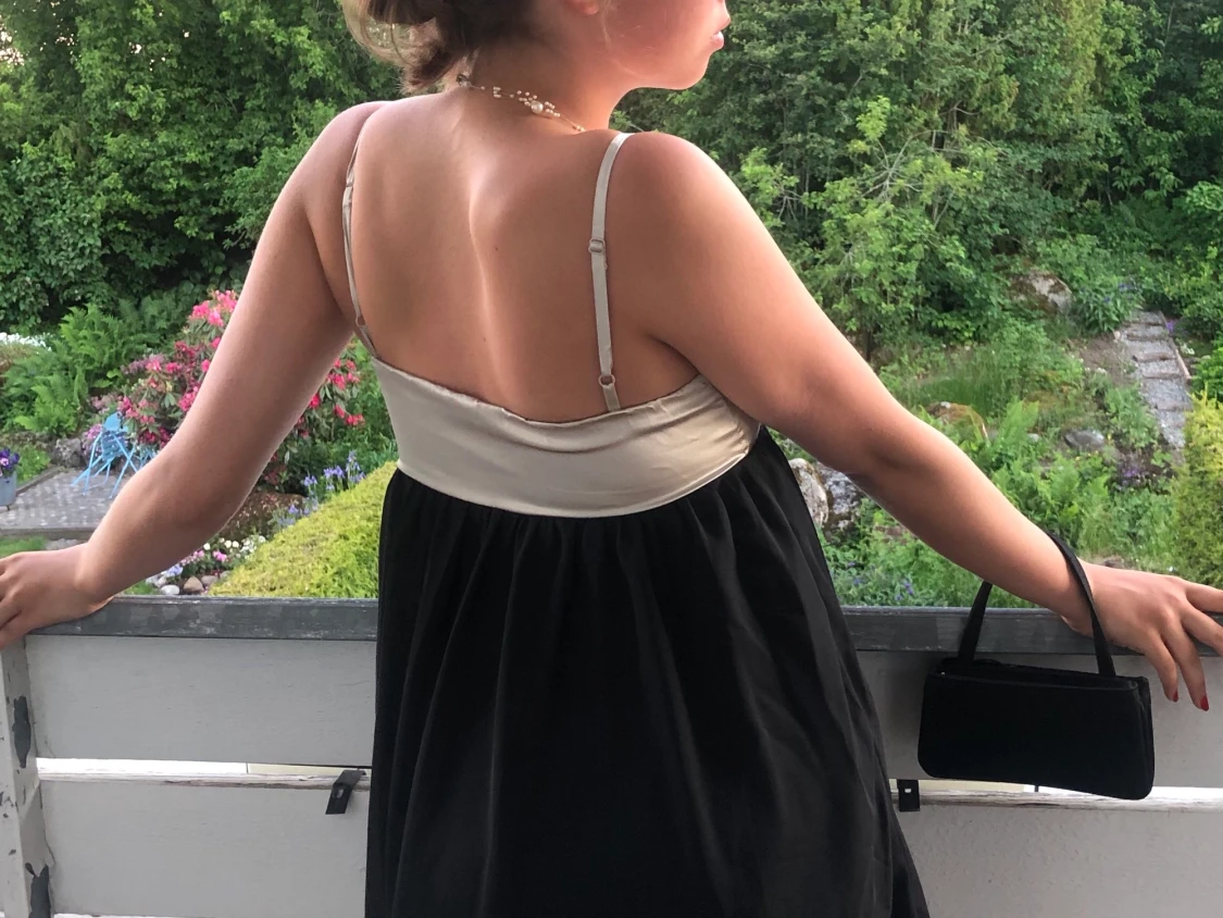 SVART/GULDIG KLÄNNING - 91