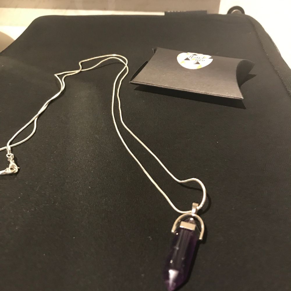 đNytt toppskick SILVER HALSBAND ĂKTA ĂDEL AGAT STEN LILA + PRESENT BOX BJUDER PĂ
PORTOT đ. LĂ
NG SILVERKEDJA 59CM LEVERAS MED ETUIET. Agat Àr en Àdelsten som Àr ett kompakt aggregat av kalcedon, det vill sÀga kristallin kvarts.Den Àr uppbyggd av tunna. Accessoarer.