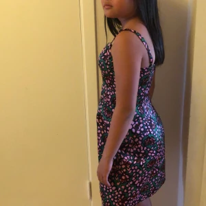 Super fin klänning  - 🌸Fin klänning från h&m från premiumn avdelningen prisvärd 499kr med lappen kvar på. Kan skicka mer bilder om det behövs. Super skön tjock sammet tyg också.  Postar endast!! 🌸