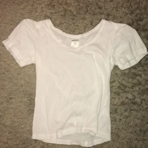 Monki t-shirt  - Använd fåtal gånger, inga skador eller missfärgningar. (Framgår inte i bilden att tröjan har ”puffiga”/luftiga ärmar”) ps. Frakten står för köparen 