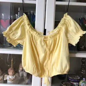 Supersöt gul croppad topp i storlek S. Passar perfekt till en fin kjol eller högmidjade shorts. Säljs pga flyttrensning. 🥰🥰 