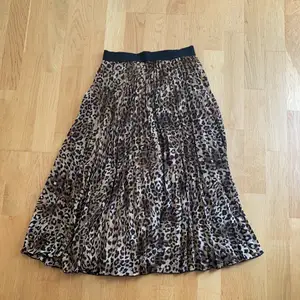 En jätte fin kjol från H&M som tyvär inte kommer till användning längre :( Fortfarande i mycket bra skick. Vet inte vad den köptes för men säljer den för 200! 