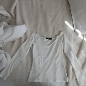 Vit offshoulder tröja  - Helt oanvänd skön V-ringad offshoulder tröja i ribbat material