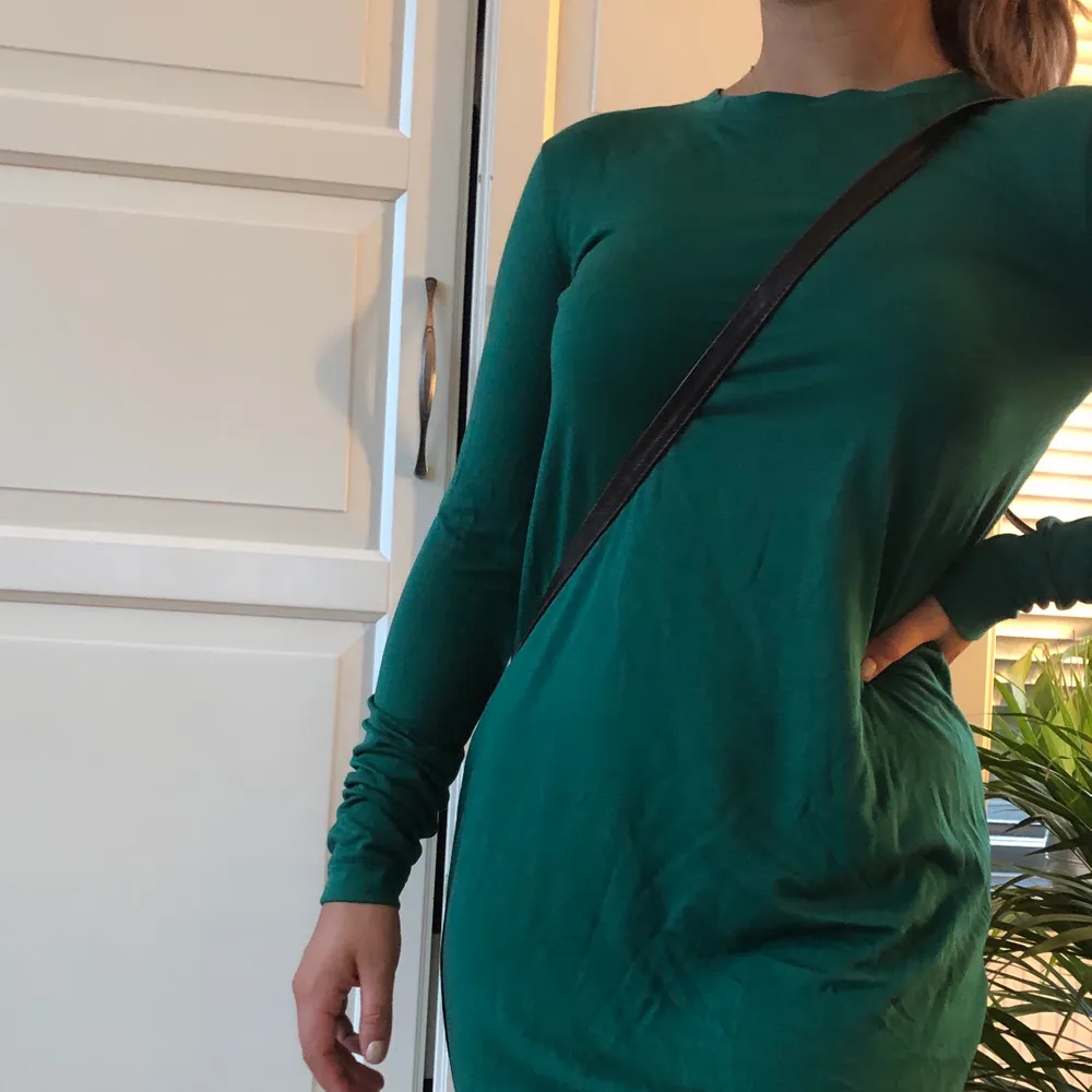 Långärmad grön klänning i superfin grön färg!! Najs material och skönt material och den syns inte igenom!! 🧚🏼🧚🏼 köparen står för frakt . Klänningar.