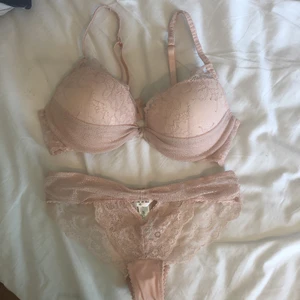 Matchande set - Säljer då bh och trosor, bh-n är stolek 75B och trosorna XS. Helt oanvända båda delarna! Jag säljer dom för 50kr tillsammans annars 40kr/st