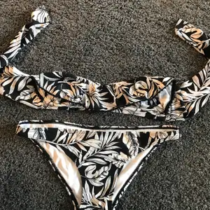 Bikini ifrån Hollister, båda delarna i XS. Köptes för ca 6 år sedan, som ny och endast använd 2 gånger under samma sommar den köptes in👙💗