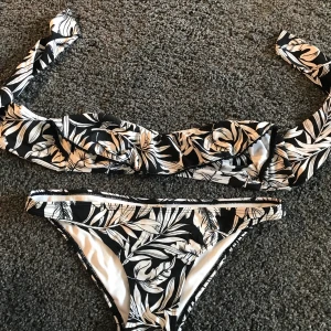 Bikini hollister - Bikini ifrån Hollister, båda delarna i XS. Köptes för ca 6 år sedan, som ny och endast använd 2 gånger under samma sommar den köptes in👙💗