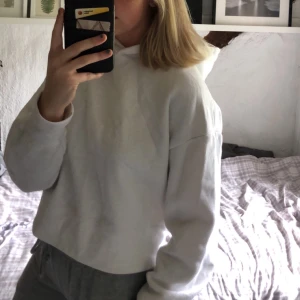 Croppad hoodie - Säljer två stycken croppade hoodies från Zara i storlek S💕 en för 80 och två för 140💕 frakt tillkommer💕