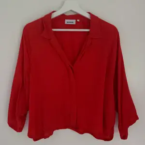 Skjorta/blus från Weekday i en fantastiskt fin röd färg! Endast använd en gång, men är i nyskick! Storlek S. Säljes för 75kr+frakt 🌻