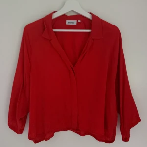 Blus Weekday strl S - Skjorta/blus från Weekday i en fantastiskt fin röd färg! Endast använd en gång, men är i nyskick! Storlek S. Säljes för 75kr+frakt 🌻