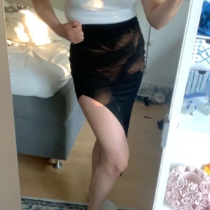 Kjol - En långkjol från Hm med slits! Super snygg nu till sommaren och sommarkvällarna tillsmans med en stickad tröja! Passar alla längder från typ 165-172 då den går att ”vika, dra upp, skrynkla lite”! Storlek XS men är väldigt stretchig upp till M! Frakt 22kr.