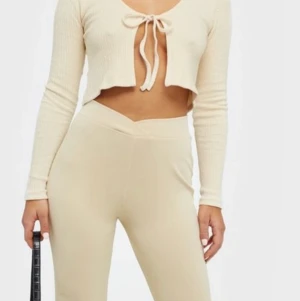 Nelly tie front Ls top - Säljer denna snygga trendiga tröja, aldrig använd. Nypriset var - 300kr mitt pris är-250kr kan diskuteras.   Slut såld på hemsidan i stl XXS Xs och S