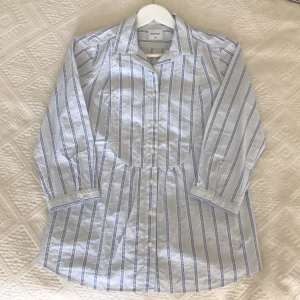 Boomerang skjorta strl 36 - Boomerangskjorta. Använd en gång. Lös passform. 100% bomull. 