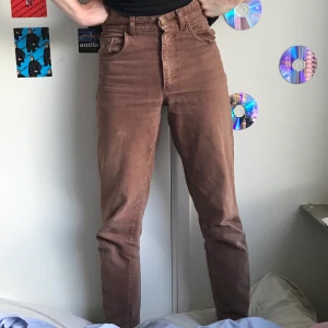 bruna jeans - högmidjade momjeans från trussardi köpta utomlands. några fläckar på benen men annars jättefint skick! :) frakten ingår i priset! ✨