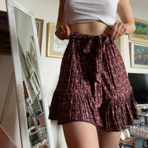 Kjol från zara - Jättefin kjol från zara. Plisserad i materialet.   Storlek: S bud från: 70 kr