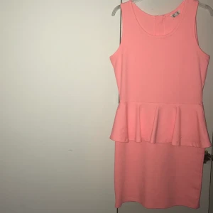 Klänning - Rosa peplum klänning.