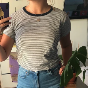 T-shirt från brandy Melville  - Söt casual t-shirt - fri frakt🌻