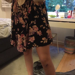 ganni kjol - Jätte bra kvalite,fick den i födelsedags present enbart använd en gång därav vill jag sälja den. Storlek S super fin. Inköps pris 1200kr. Frakten får man stå för själv! Kan mötas upp i danderyd