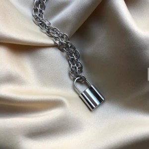 Lock necklace - Jättefint silvrigt låshalsband från byAnastasia