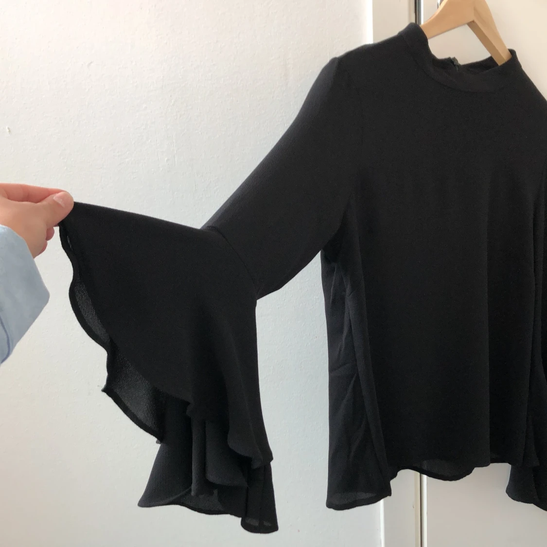 Svart blus med vida ärmar  - 91