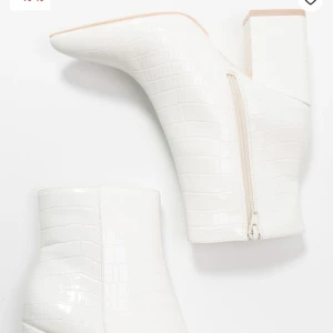 Vita Boots Nly by Nelly - Helt nya!! Aldrig använda pga för små. Storlek 40 men lite små i storleken då de är för trånga för mig som annars har 40. Nypris 549:- 