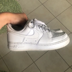 Nike Air Force 1 - Köpta här på plick, men var för små så säljer vidare. Aldrig använda av mig, och väldigt sparsamt använda innan, i princip som nya! Lite osäker på storleken, ska vara 37,5 enligt förra ägaren men skulle snarare säga att de passar 36-37 😊 frakt tillkommer