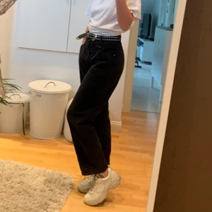 Supersnygga byxor från beyond retro - Väldigt snygga svarta jeans köpta på beyond retro! Väldigt bra skick!