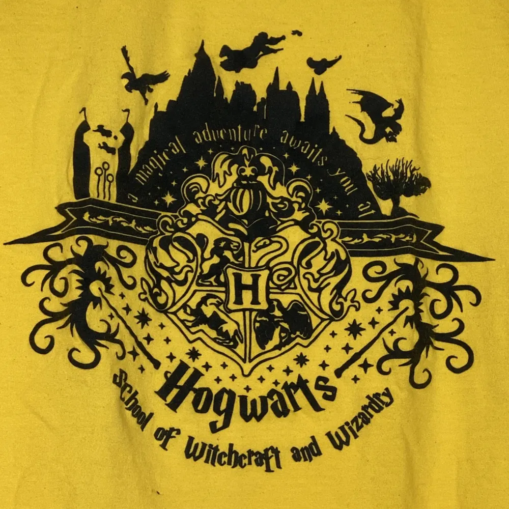Harry Potter Merch i form av en Gul T-shirt! {Köpare tillkommer/hämtar i Upplands Väsby}. T-shirts.