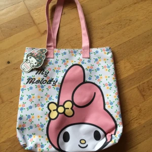 My Melody väska - Oanvänd supersöt rosa väska med My Melody på. Print på framsidan och helt rosa baktill. Rymmer en hel del. Priset är inkl vanlig frakt 🎀