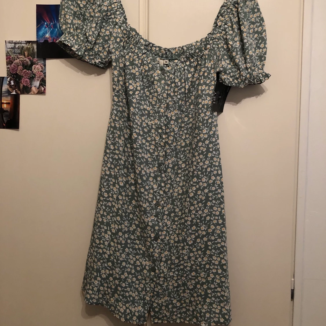 Blommig klänning med puffärm  - 91