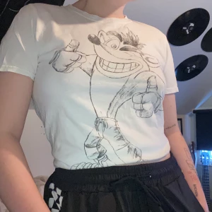 T shirt Stl S - Köpt på gamestop. Knappt använd då min lillebror fick den i present men inte tyckte om stuket på den. Ni står för frakten!