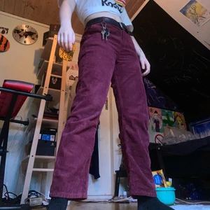 Manchester byxor Stl S - Byxorna är i stl S men är lite oversized. På mig passar dom perfekt men har s/m i vanliga fall. Köpta på Junkyards hemsida och är junkyards egna märke. De är knappt använda då jag inte kan se mig själv i dem. Ni står för frakten!