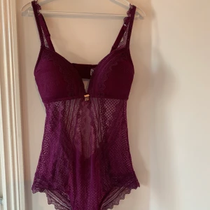 Underbar Lila Body - En lila och så vacker body!! Köpt på H&M underklädes avdelning men går att använda i andra sammanhang, har använt på fester fåtal gånger. Bodyn är i gott skick, i storlek XS-S. En snabb affär uppskattas 💜