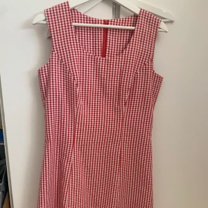 Vintage klänning  - Jättefin klänning köpt på humana. Inget märke så troligtvis rätt retro 😎 frakt tillkommer på 60kr
