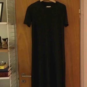  - Superskön klänning från weekday 