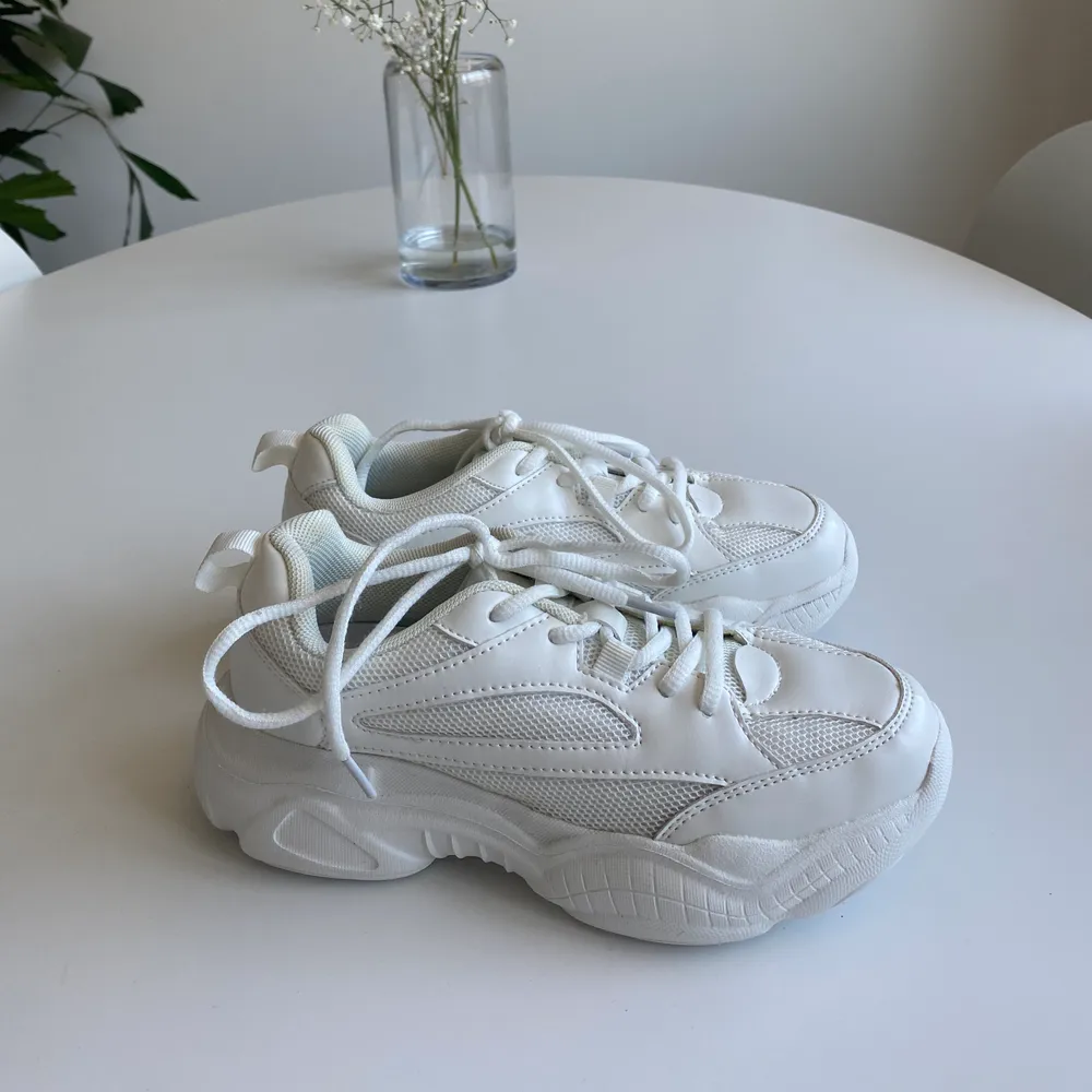 Knappt använda. Frakt tillkommer 63kr . Kengät.