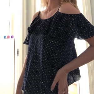 Silkesblus med prickar - Jättefin marinblå silkesblus med vita prickar från Victoria’s server! 