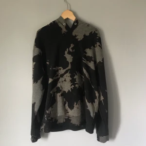 BLEACHED HOODIE - gör nu även custom bleached hoodies, detta är ett exempel 🖤 beställ vilken storlek du vill ha i pm. frakt ingår i priset 🌙
