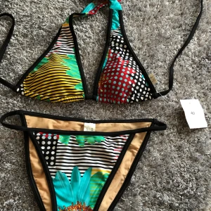 OANVÄND bikini med coolt mönster 🍦👙☀️ - OANVÄND bikini med coolt mönster och inbyggd vaddering i toppen ☀️🍦👙 •Överdel kupa A och underdel 40   •Pris: 80kr totalt •Säljs endast tillsammans (topp + underdel) 📬Kan skickas mot fraktkostnad 🚫Djurfritt och rökfritt hem 📍Kan mötes upp i Mölnlycke 