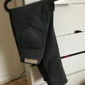 Otroligt snygga jeans från Hunkydory. Dom är grå, stretchiga och har en svart rand på sidorna. Har använt dessa max 5 gånger då de är för stora för mig! Nypris 1500 kr
